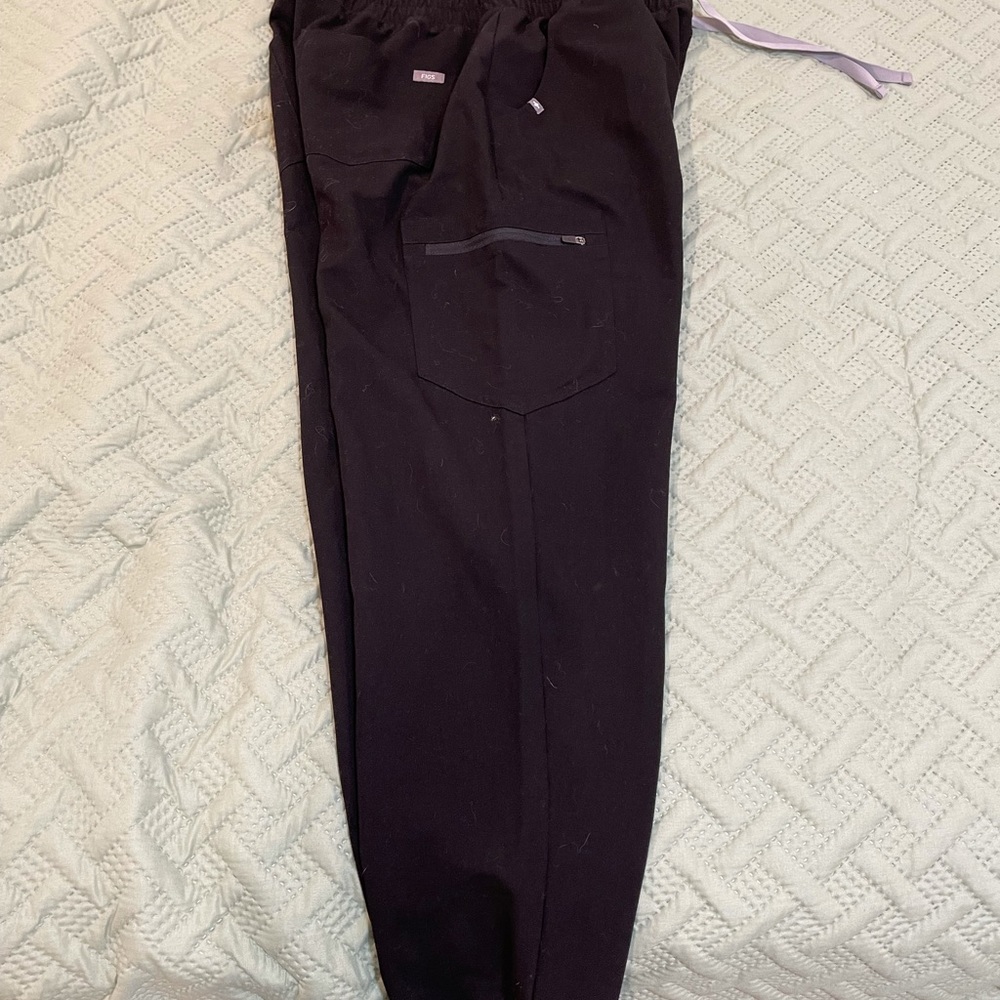 Super trendy high waisted FIGS joggers